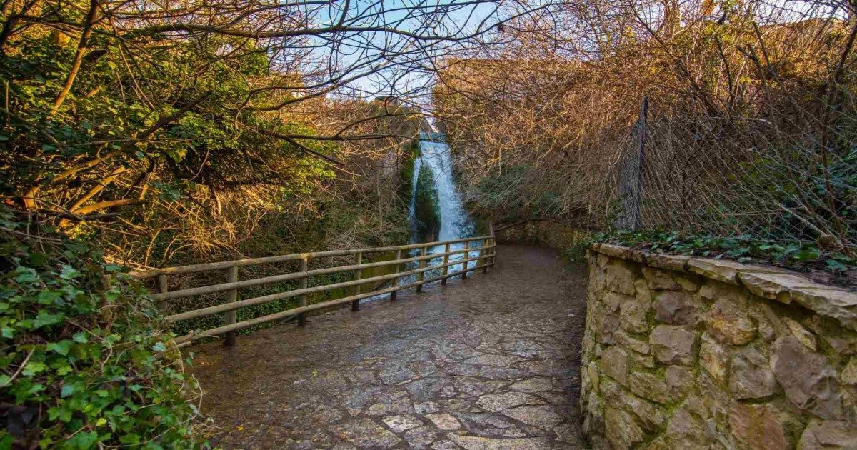 Λιθόστρωτο μονοπάτι προς τον καταρράκτη της Αγόριανης (Επτάλοφος) στον Παρνασσό