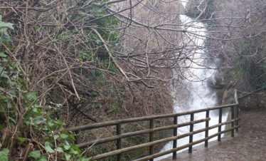 Μονοπάτι δίπλα στον καταρράκτη της Αγόριανης (Επτάλοφος) στον Παρνασσό