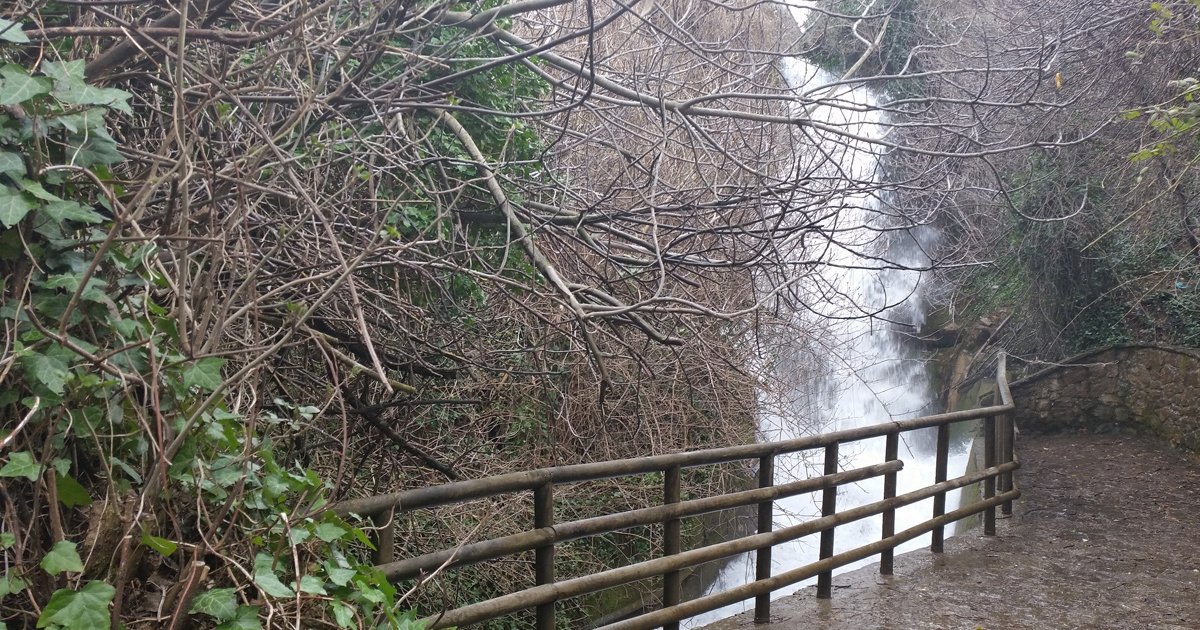 Μονοπάτι δίπλα στον καταρράκτη της Αγόριανης (Επτάλοφος) στον Παρνασσό